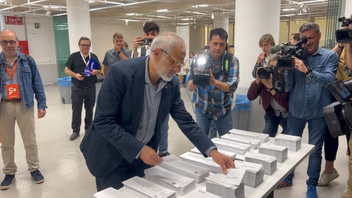 El candidato de Cs a las elecciones catalanas, Carlos Carrizosa, vota en su colegio electoral en la ciudad de Barcelona.