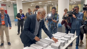 El candidato de Cs a las elecciones catalanas, Carlos Carrizosa, vota en su colegio electoral en la ciudad de Barcelona.