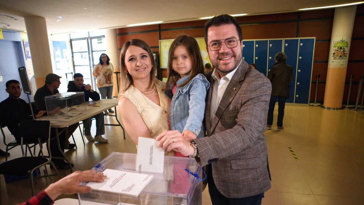 El presidente de la Generalitat de Catalunya y candidato de ERC a la reelección, Pere Aragonès, ejerce su derecho a voto en el Institut Joan Coromines, a 12 de mayo de 2024, en Pineda de Mar, Barcelona, Catalunya (España). El presidente de la Generalitat de Catalunya y candidato de ERC a la reelección, Pere Aragonès, ejerce su derecho a voto en el Institut Joan Coromines, a 12 de mayo de 2024, en Pineda de Mar, Barcelona, Catalunya (España).