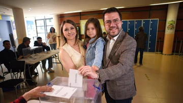 El presidente de la Generalitat de Catalunya y candidato de ERC a la reelección, Pere Aragonès, ejerce su derecho a voto en el Institut Joan Coromines, a 12 de mayo de 2024, en Pineda de Mar, Barcelona, Catalunya (España).