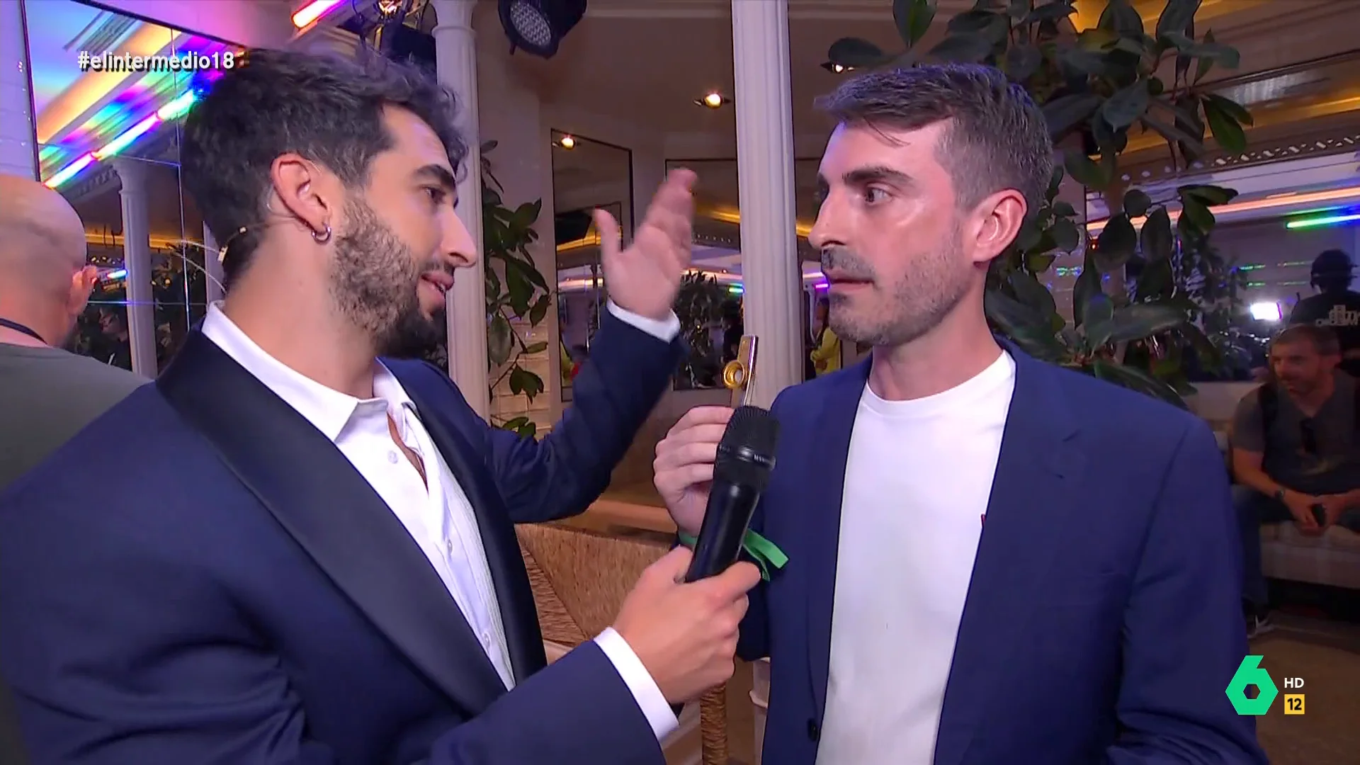El politólogo Pablo Simón se descubre en el 'backstage' de la fiesta de El Intermedio como un enamorado de los Carnavales de Cádiz y en este vídeo protagoniza un divertido momento con un kazoo junto a Isma Juárez.