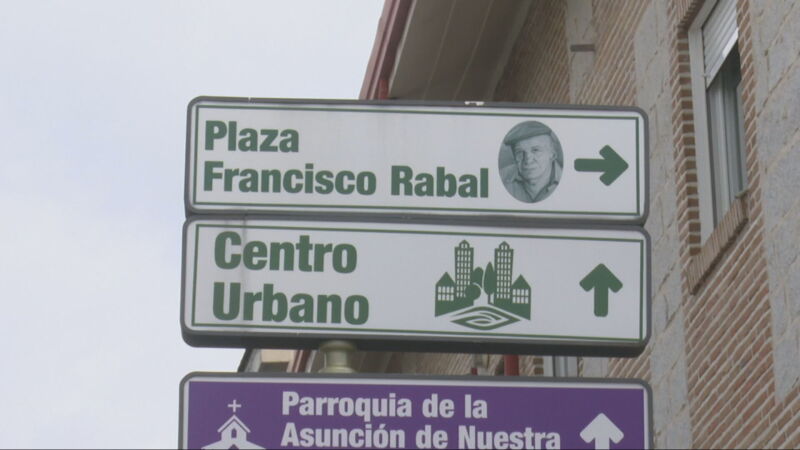 Cartel indicativo de la plaza Francisco Rabal en Alpedrete.