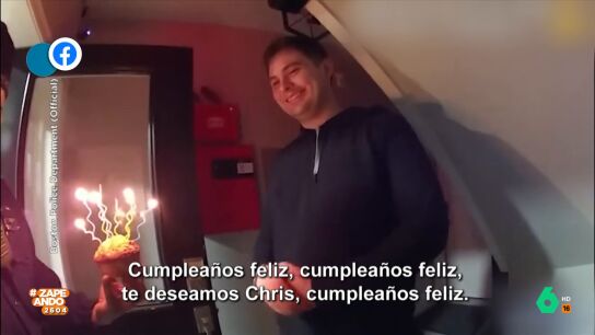 Un chico llama a la polic&iacute;a para no pasar su cumplea&ntilde;os solo y unos agentes le dan una sorpresa