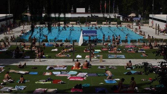 Varias personas en la piscina municipal de Casa de Campo, a 17 de junio de 2022, en Madrid, (España). Varias personas en la piscina municipal de Casa de Campo, a 17 de junio de 2022, en Madrid, (España).