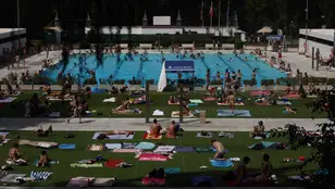 Varias personas en la piscina municipal de Casa de Campo, a 17 de junio de 2022, en Madrid, (España).