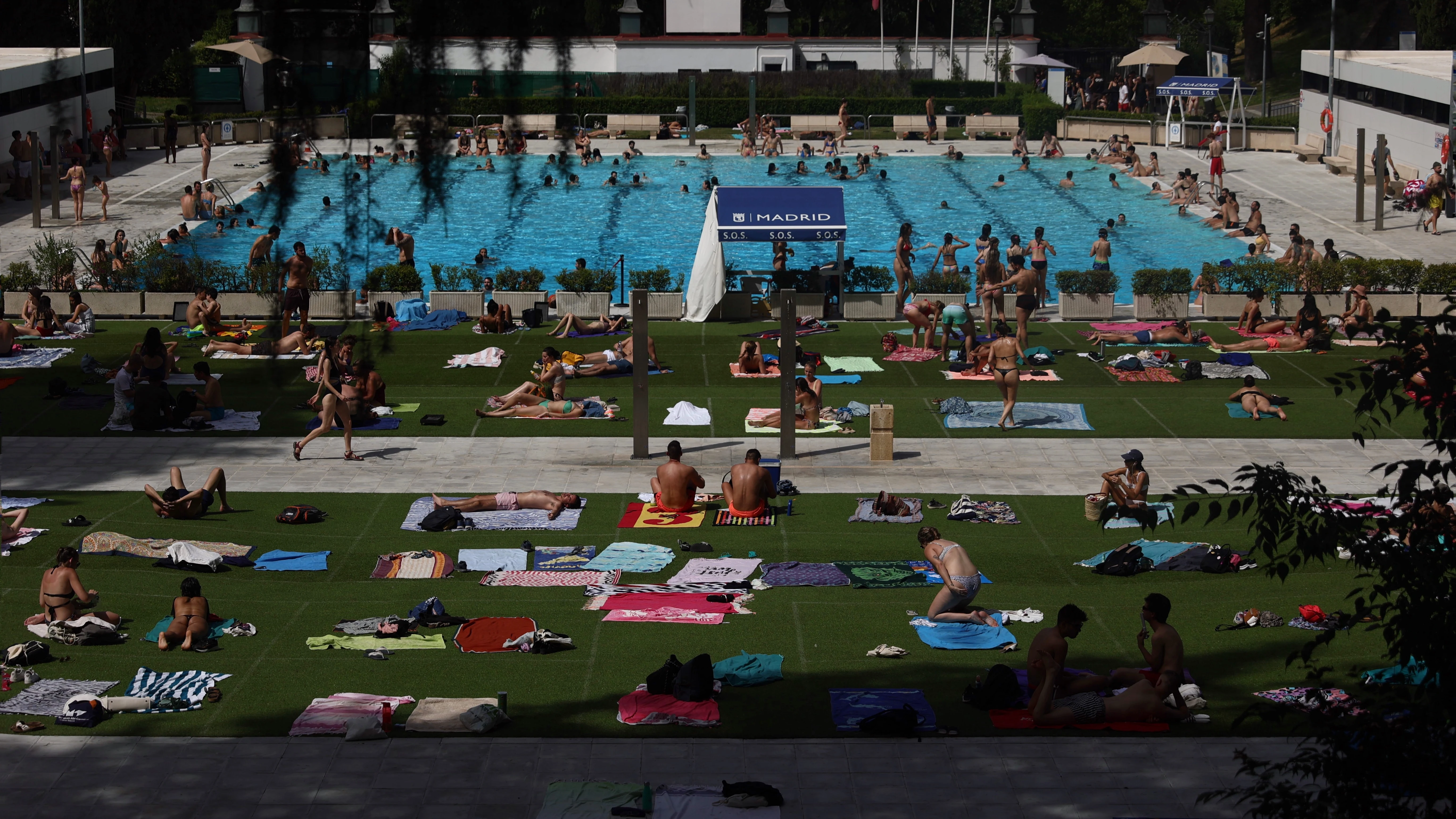 Varias personas en la piscina municipal de Casa de Campo, a 17 de junio de 2022, en Madrid, (España).