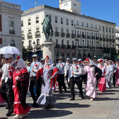 Chulapas y chulapos en un pasacalle castizo por las Fiestas de San Isidro en Madrid