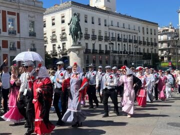 Chulapas y chulapos en un pasacalle castizo por las Fiestas de San Isidro en Madrid