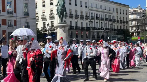 Chulapas y chulapos en un pasacalle castizo por las Fiestas de San Isidro en Madrid Chulapas y chulapos en un pasacalle castizo por las Fiestas de San Isidro en Madrid