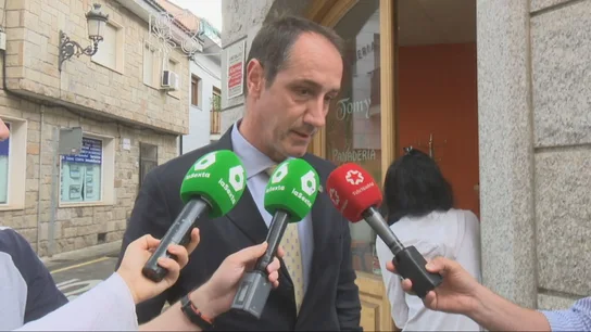 El alcalde popular de Alpedrete, Juan Rodríguez Fernández Alfaro, horas antes de rectificar la retirada de las placas del matrimonio de artistas de su callejero. El alcalde popular de Alpedrete, Juan Rodríguez Fernández Alfaro, horas antes de rectificar la retirada de las placas del matrimonio de artistas de su callejero.