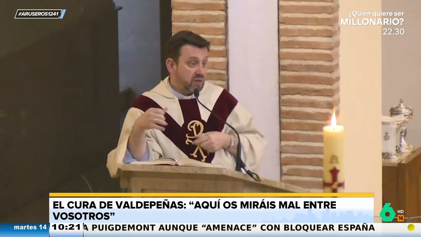 El cura de Valdepeñas riñe a sus feligreses en misa por criticarse: "Veo que aquí también os miráis regular" El cura de Valdepeñas riñe a sus feligreses en misa por criticarse: "Veo que aquí también os miráis regular"