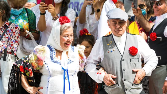 Chulapo y chulapa bailando un chotis en las fiestas de San Isidro de Madrid Chulapo y chulapa bailando un chotis en las fiestas de San Isidro de Madrid
