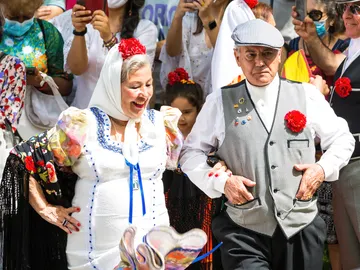 Chulapo y chulapa bailando un chotis en las fiestas de San Isidro de Madrid Chulapo y chulapa bailando un chotis en las fiestas de San Isidro de Madrid