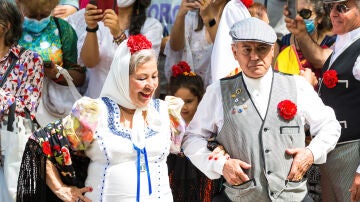 Chulapo y chulapa bailando un chotis en las fiestas de San Isidro de Madrid