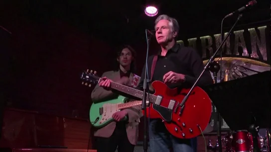 Blinken se sube a un escenario, guitarra en mano, en su visita a Kyiv por "una Ucrania libre y un mundo libre" Blinken se sube a un escenario, guitarra en mano, en su visita a Kyiv por "una Ucrania libre y un mundo libre"