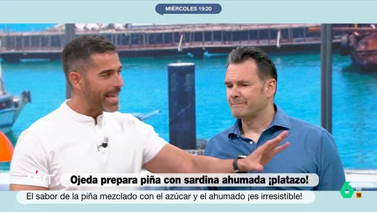 La respuesta de Pablo Ojeda tras las críticas de Iñaki López a su plato Pablo Ojeda 'pincha' en este vídeo con su propuesta gastronómica de la piña con sardina ahumada, un plato que, para Iñaki López, es "una modernez" y que el presentador de Más Vale Tarde asegura que "va a ser fácil" que mejore con el siguiente.