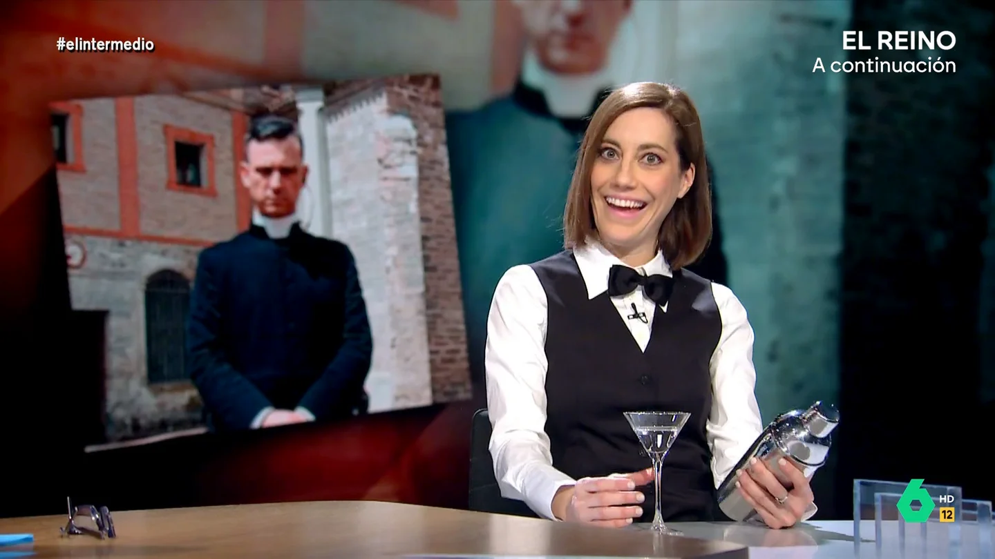 Cristina Gallego repasa el pasado del padre Ceacero como coctelero: " Ahora el único cóctel que hace es el vino aguado de misa" Cristina Gallego repasa el pasado del padre Ceacero como coctelero: " Ahora el único cóctel que hace es el vino aguado de misa"