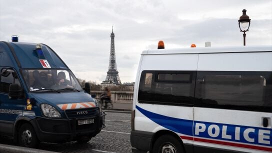 Imagen de archivo de dos furgones de la Polic&iacute;a y la Gendarmer&iacute;a de Francia en la capital, Par&iacute;s. 