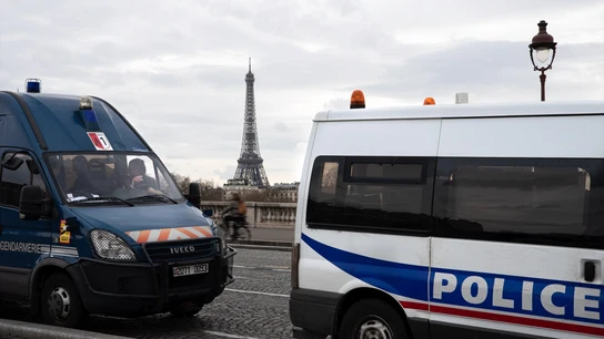 Imagen de archivo de dos furgones de la Policía y la Gendarmería de Francia en la capital, París. Imagen de archivo de dos furgones de la Policía y la Gendarmería de Francia en la capital, París.