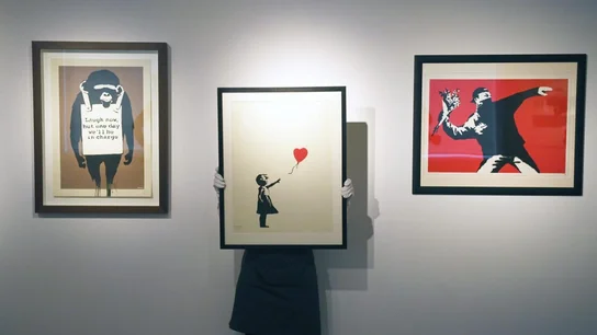 Imagen de archivo de la obra 'Girl with Balloon' de Banksy durante una subasta en Christie´s en Londres Imagen de archivo de la obra 'Girl with Balloon' de Banksy durante una subasta en Christie´s en Londres