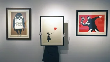 Imagen de archivo de la obra &#39;Girl with Balloon&#39; de Banksy durante una subasta en Christie´s en Londres