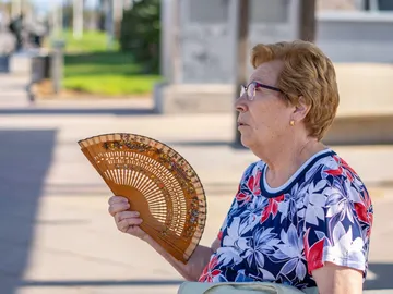 mujer mayor con un abanico mujer mayor con un abanico