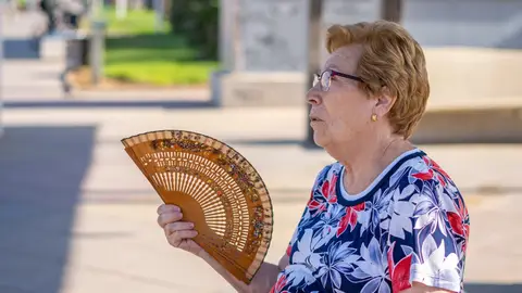 mujer mayor con un abanico mujer mayor con un abanico