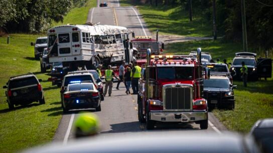 Ocho muertos y m&aacute;s de 40 heridos tras chocar una camioneta con un autob&uacute;s de trabajadores agr&iacute;colas en Florida
