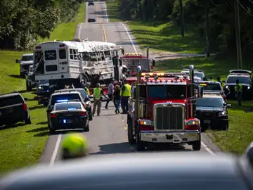 Ocho muertos y más de 40 heridos tras chocar una camioneta con un autobús de trabajadores agrícolas en Florida