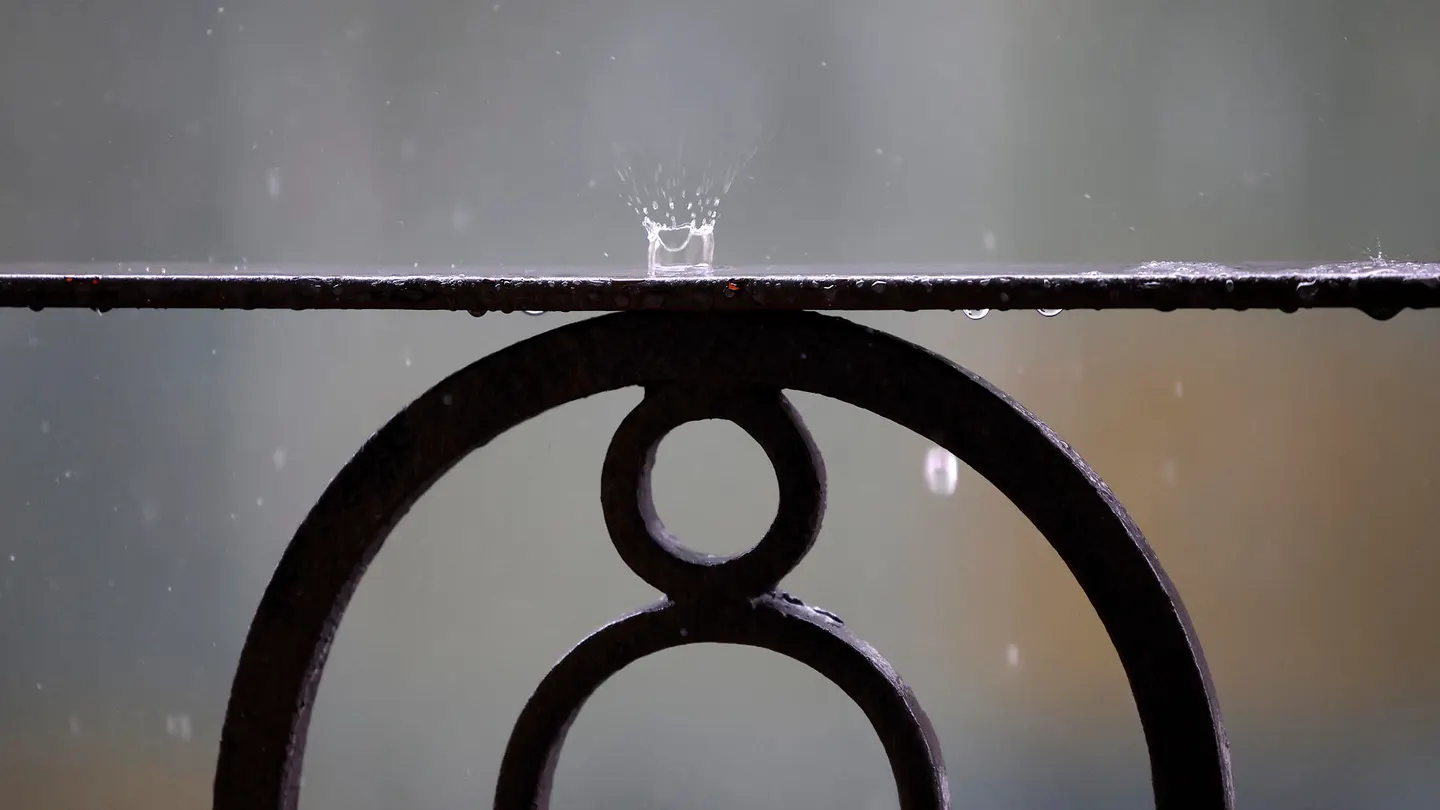 Detalle de la lluvia cayendo sobre la barandilla de un balcón. Detalle de la lluvia cayendo sobre la barandilla de un balcón.