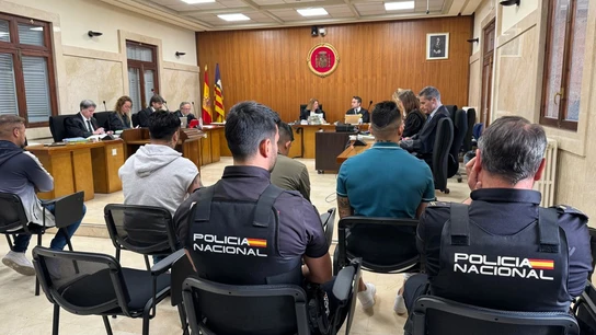 Los acusados, sentados ante el Tribunal en la segunda sesión del juicio. Los acusados, sentados ante el Tribunal en la segunda sesión del juicio.