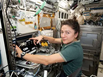 Astronauta realizando experimentos en la EEI Astronauta realizando experimentos en la EEI