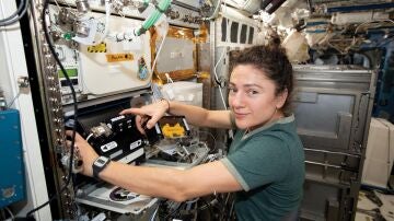 Astronauta realizando experimentos en la EEI