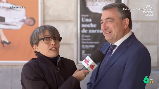 La confesión de Aitor Esteban a Thais Villas: "Me da envidia la gente que se pone camisas ceñidas, ojalá tener cinturita" La confesión de Aitor Esteban a Thais Villas: "Me da envidia la gente que se pone camisas ceñidas, ojalá tener cinturita"