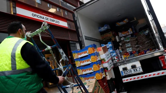 Un repartidor, delante de una oficina de empleo Un repartidor, delante de una oficina de empleo