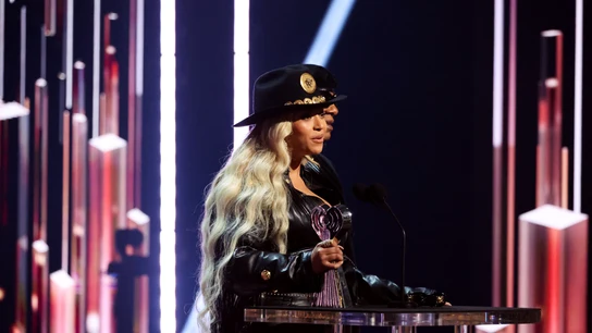 Beyoncé recoge un premio en una foto de archivo Beyoncé recoge un premio en una foto de archivo