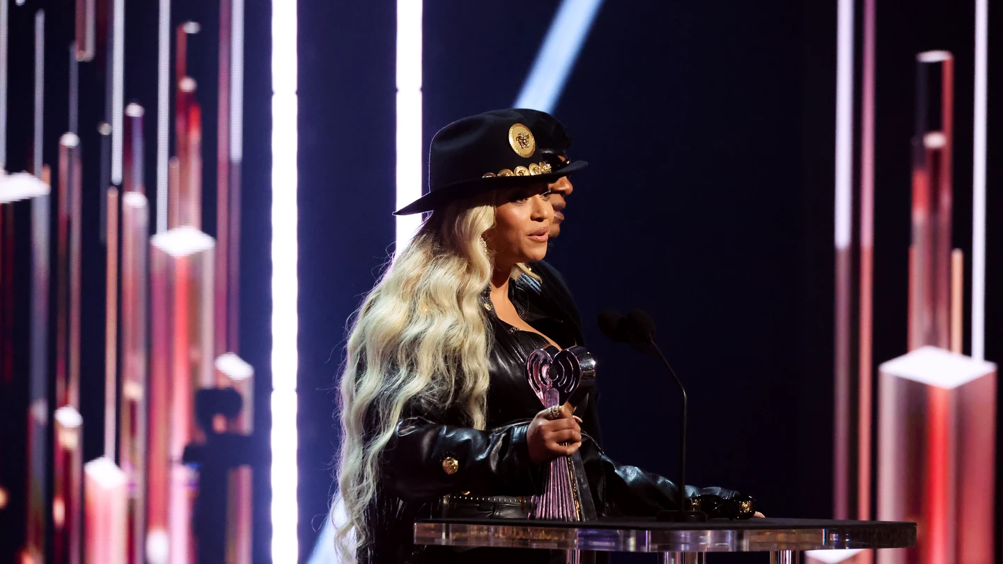Beyoncé recoge un premio en una foto de archivo Beyoncé recoge un premio en una foto de archivo