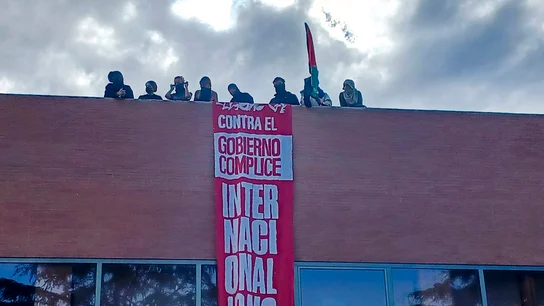 Un grupo de integrantes de la Acampada por Palestina de Madrid han irrumpido este viernes en el edificio donde están reunidos los vicerrectores Un grupo de integrantes de la Acampada por Palestina de Madrid han irrumpido este viernes en el edificio donde están reunidos los vicerrectores