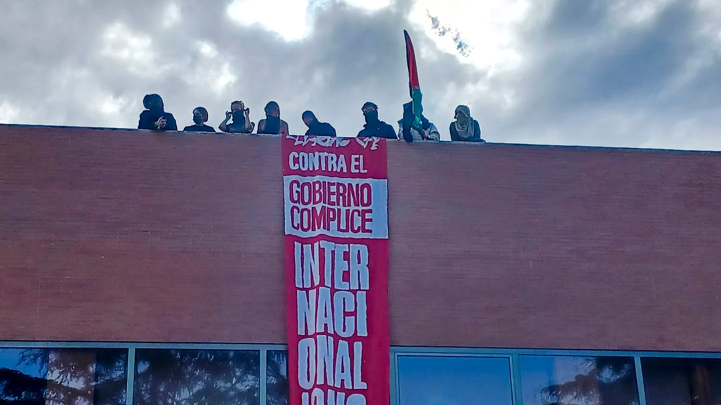 Un grupo de integrantes de la Acampada por Palestina de Madrid han irrumpido este viernes en el edificio donde están reunidos los vicerrectores Un grupo de integrantes de la Acampada por Palestina de Madrid han irrumpido este viernes en el edificio donde están reunidos los vicerrectores