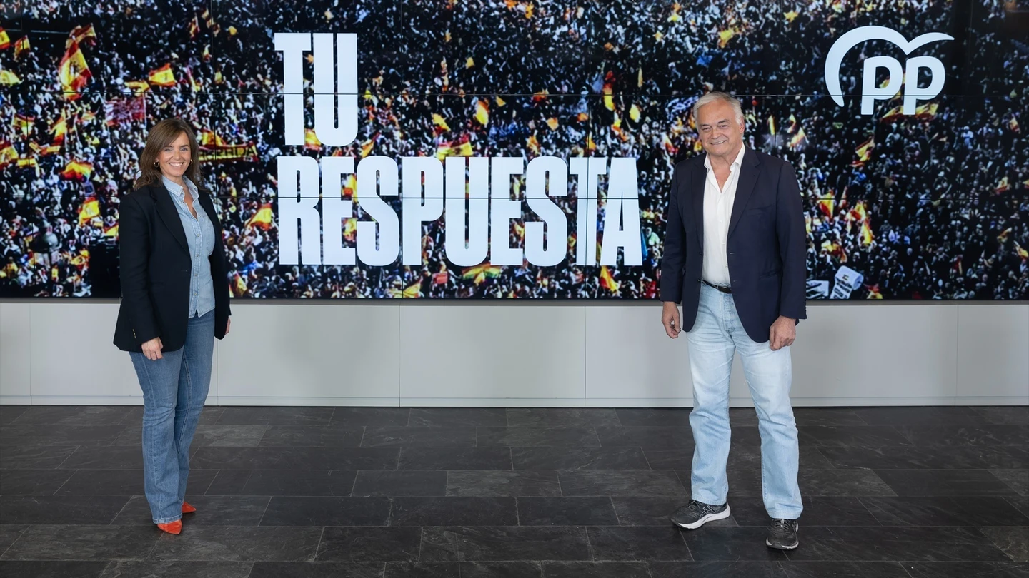 Esteban González Pons y Carmen Fúnez, durante una rueda de prensa del Partido Popular, en la sede del PP. Esteban González Pons y Carmen Fúnez, durante una rueda de prensa del Partido Popular, en la sede del PP.