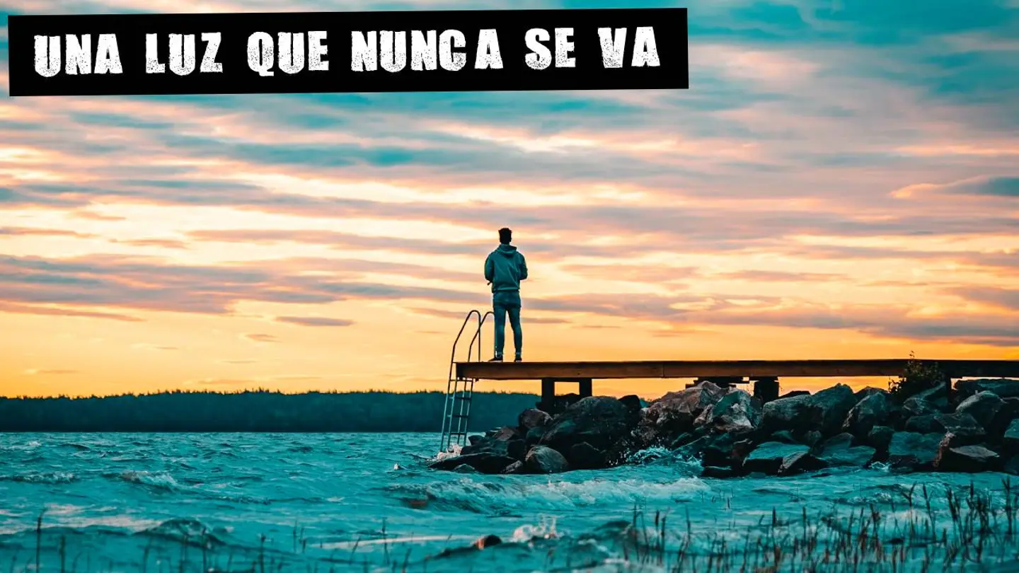 Imagen de un joven frente al mar Imagen de un joven frente al mar
