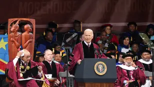 Joe Biden se dirige a los graduados del Morehouse College durante una ceremonia de graduación en Atlanta, Georgia, EEUU. 