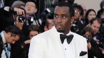 Fotografía de archivo en donde se ve al rapero estadounidense Sean 'Diddy' Combs desfilando en un evento con prensa.