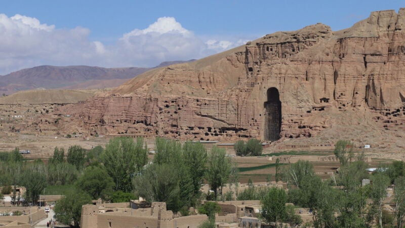 Las ruinas de una estatua de Buda de 1.500 años de antigüedad en Bamiyán, Afganistán, donde tres ciudadanos españoles murieron en un ataque