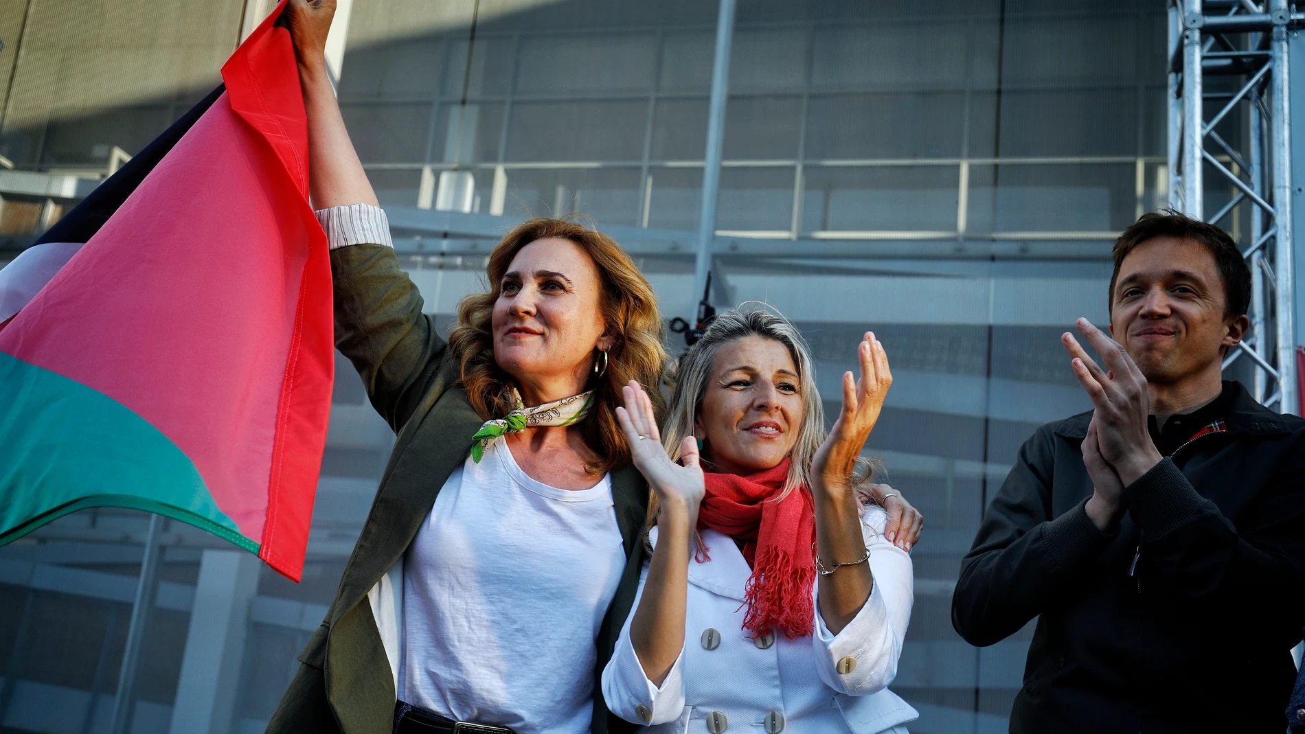 Estrella Galán, cabeza de lista de Sumar a las elecciones europeas, junto a Yolanda Díaz e Íñigo Errejón durante un acto político en Jerez con una bandera palestina.