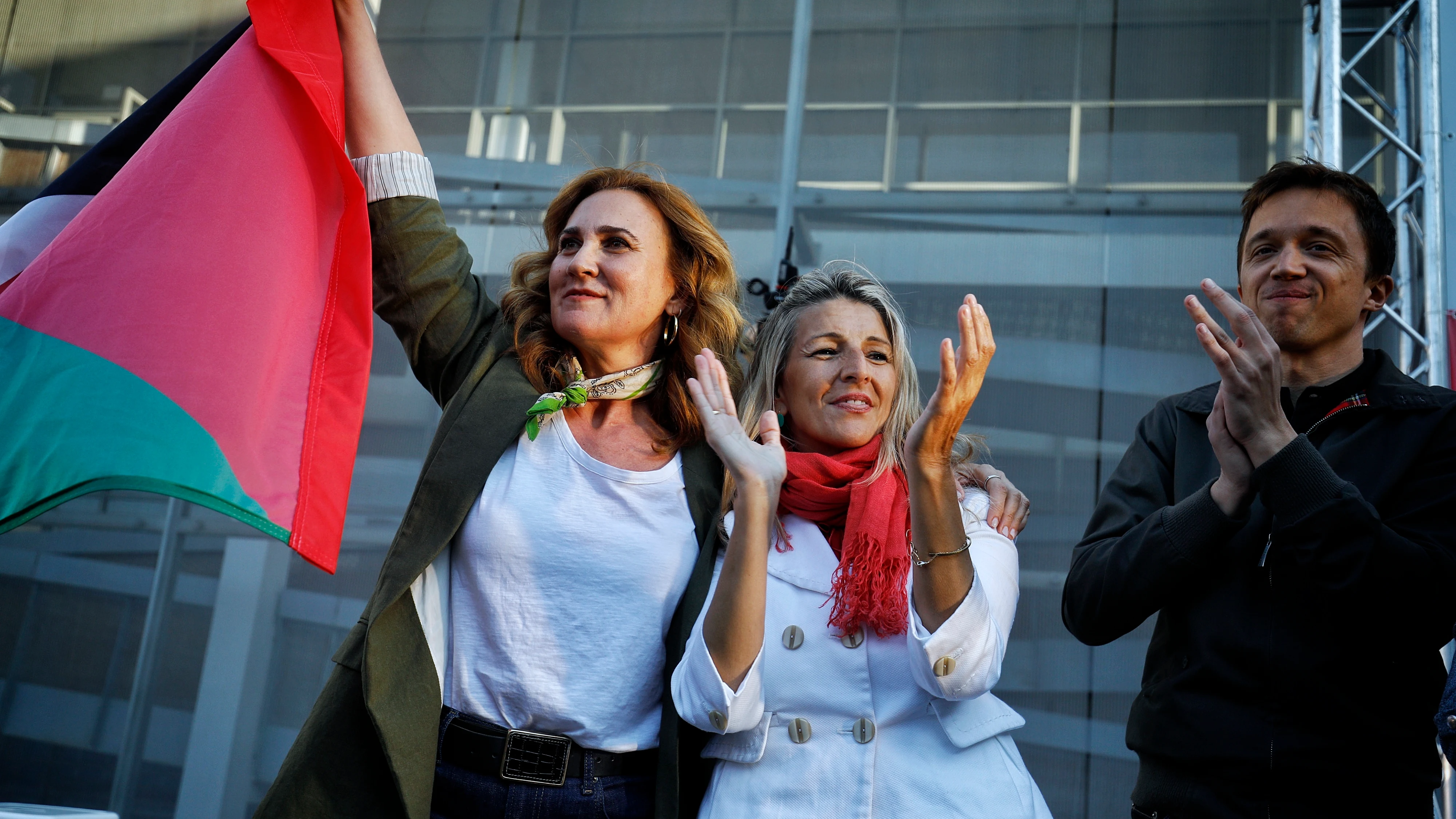 Estrella Galán, cabeza de lista de Sumar a las elecciones europeas, junto a Yolanda Díaz e Íñigo Errejón durante un acto político en Jerez con una bandera palestina.