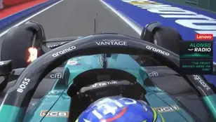 Fernando Alonso, con su rueda en llamas