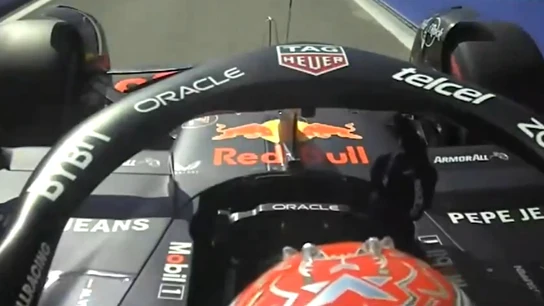 Verstappen le hace una peineta a un aficionado Verstappen le hace una peineta a un aficionado