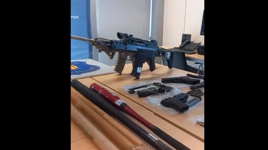 Parte del material incautado a la red desarticulada que desocupaba pisos con violencia bajo la apariencia de empresa legal Parte del material incautado a la red desarticulada que desocupaba pisos con violencia bajo la apariencia de empresa legal