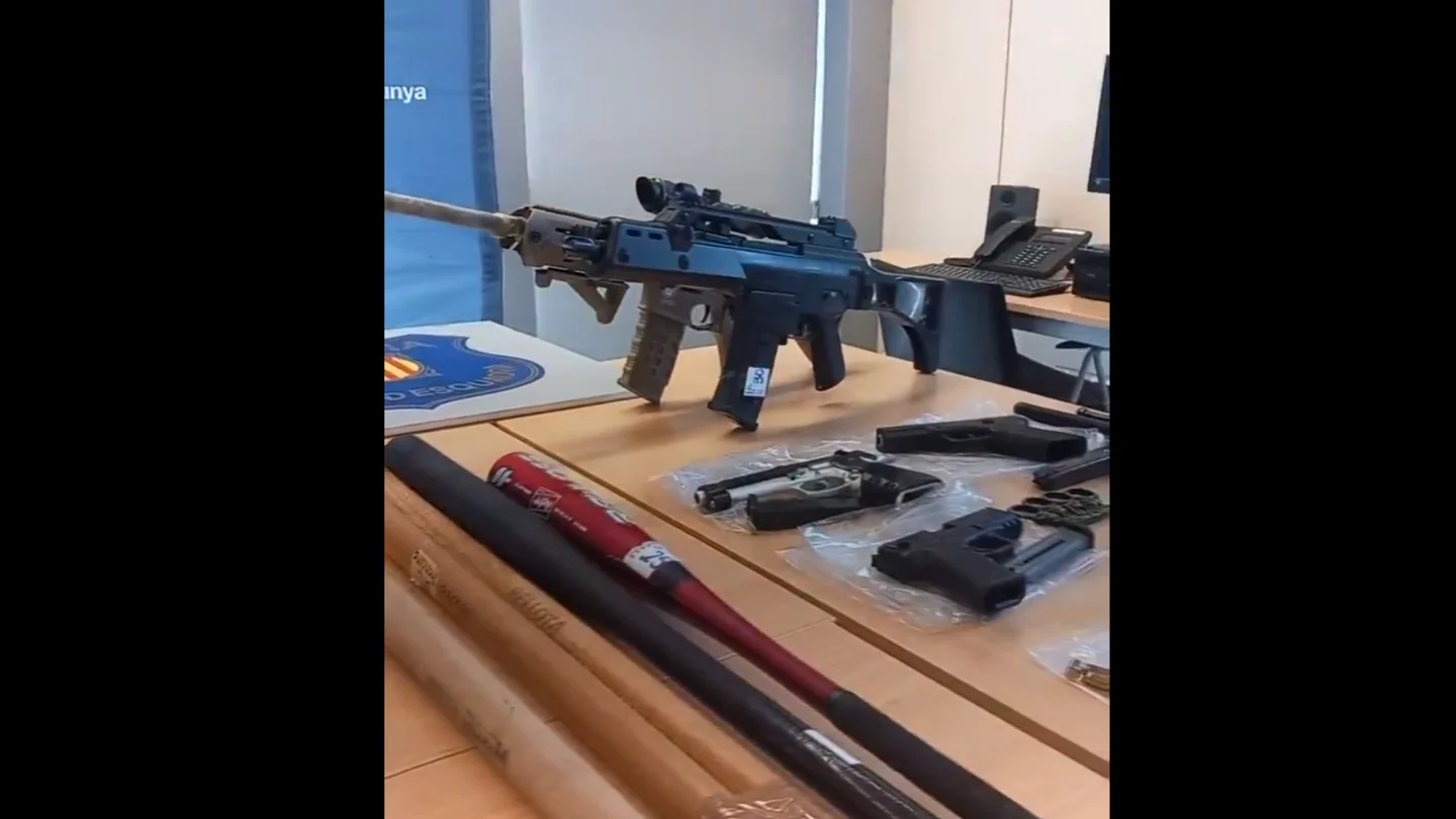 Parte del material incautado a la red desarticulada que desocupaba pisos con violencia bajo la apariencia de empresa legal Parte del material incautado a la red desarticulada que desocupaba pisos con violencia bajo la apariencia de empresa legal